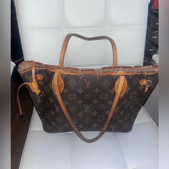 Authentic Louis Vuitton tote bag. - Picture 3 of 4